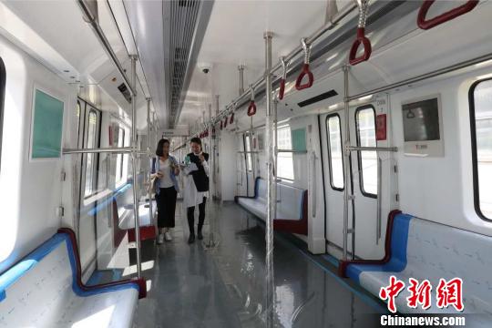 广州地铁十三号线首批列车18日在大连交付,这是广州地铁首次采用8节车厢编组,载客可增加33%,十三号线也将成为广州地铁最大运量线路。 子昕 摄 广州地铁十三号线首批列车18日在大连交付,这是广州地铁首次采用8节车厢编组,载客可增加33%,十三号线也将成为广州地铁最大运量线路。 子昕 摄