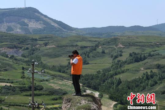 大学生们除了进户调研外，还要走入田间地头，实地调查。　韦亮 摄