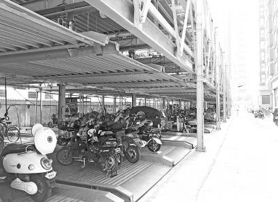 郑州九锦台小区的立体车库停用了,一层停满了电动车、自行车 郑州九锦台小区的立体车库停用了,一层停满了电动车、自行车