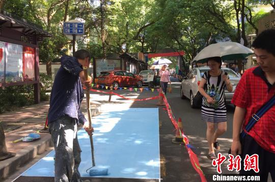 位于杭州翠苑一区的“孝心停车位”。 张斌 摄 位于杭州翠苑一区的“孝心停车位”。 张斌 摄